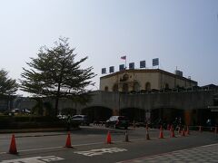 BRTで高鐵嘉義駅から嘉義駅へ。写真は駅の正面ですが、バスは駅の裏側に到着します。ちょっと田舎な雰囲気、路上とか地下道で生活してらっしゃる方もちらほらと…