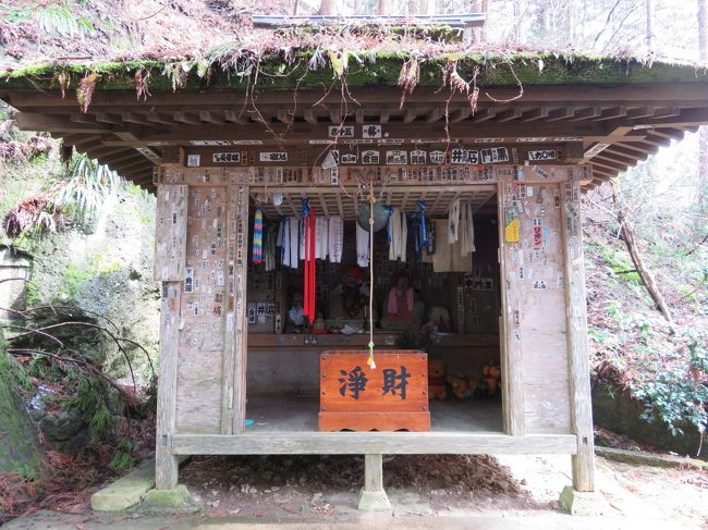 姥堂。<br />ここを境に下は地獄、上は極楽だそうです。<br />ここで服を着替え、古い衣服を奉納して俗世とのしがらみを断つそうです。