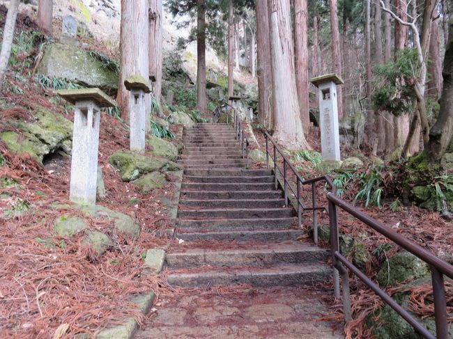 更に石段を登っていきます。