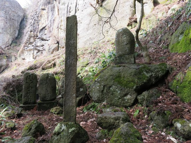 せみ塚。<br />「閑さや　岩にしみ入る　蝉の声」の俳句の短冊をここに埋めたそうです。<br />3月なので蝉の声は聞こえませんでしが、水の流れる音が聞こえました。<br />川はなさそうだったのですが…。雪解け水が流れていたのかな。