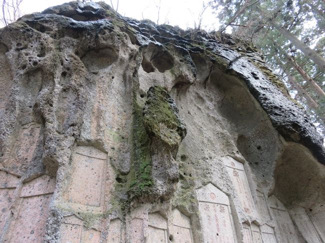 弥陀洞。<br />長い年月をかけて岩が削られ、仏様の姿が浮き上がったそうです。<br />私には中央に浮き上がっているように見えました。<br />ここまで約560段。ようやく半分です。
