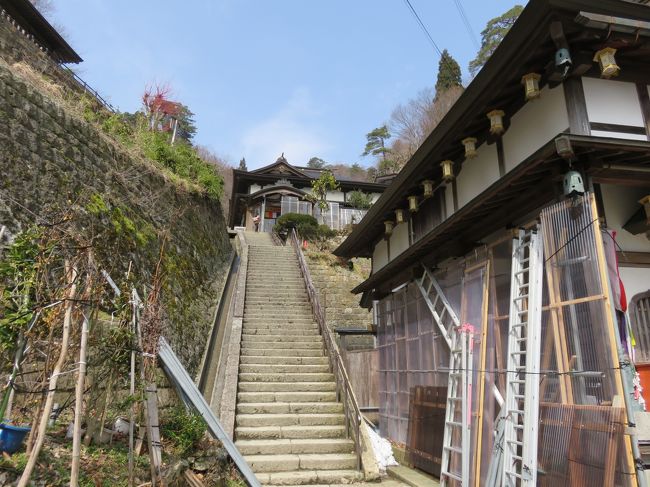 観明院、性相院、金乗院、中性院の４つの院の横を通って、<br />奥の院に向かいました。