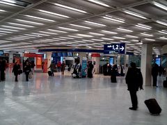 朝６時半くらいのオルリーの西ターミナル。
結構広くて乗る予定のシティジェットのチェックインゲートまで結構歩きます。
早めの便はもう飛び始めているようで、そこそこ活気もあります。
カフェやお土産物屋なども開き始めています。