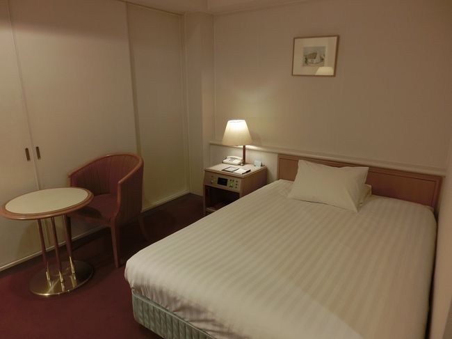14:00 チェックイン。成田空港からホテルまではホテルの送迎バスを利用。部屋は建物の中央に位置しており、窓から滑走路は見えませんでしたが飛び立っていく飛行機を見上げることは出来ました。<br /><br />親に連絡すると11時頃バス会社から電話があったようで、払い戻しは始発駅の窓口でのみ可能だそう。あまりにふざけた答えだったので再度バス会社に電話をかけ確認を取ると、東京駅でも払い戻し出来るとの答えが。何故一度目の電話で案内されなかったのか不思議です。初めて利用する路線でしたが、今後は利用しないなあ。