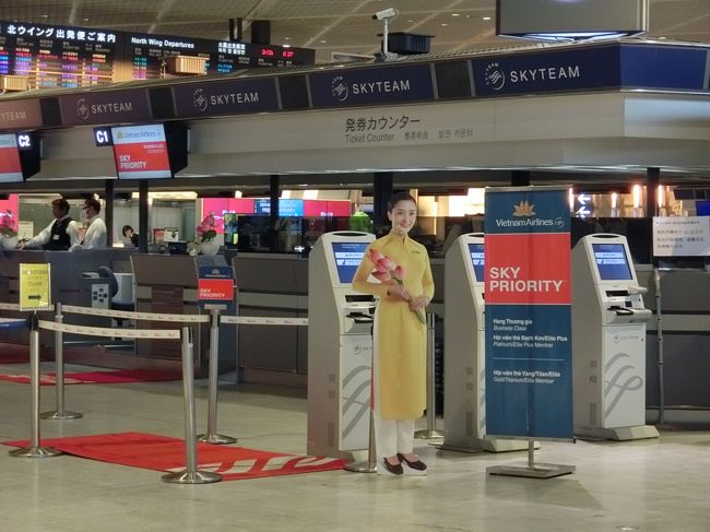 6:20 ホテルの送迎バスで成田空港へ。早々にチェックインを済ませます。誰も並んでいなかったし、Webチェックインをしていたおかげもあってかスムーズに完了。