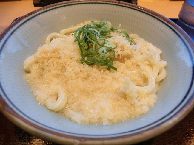 お店が開店するまでは飛行機を眺めて過ごしましたが、2機くらいしか通りませんでした。<br /><br />7:30 朝食。机に置く際にコップを倒し、拭いている間に天かすがふやけてしまってベチョベチョに。食べている間にベトナム航空の機体が通りました。