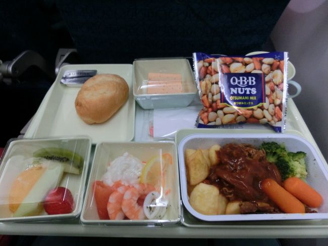 9:45 ほぼ定刻通り離陸。約1時間後に機内食が配られ、洋食を選択。<br /><br />14:00 乗り継ぎ地ホーチミンに到着。