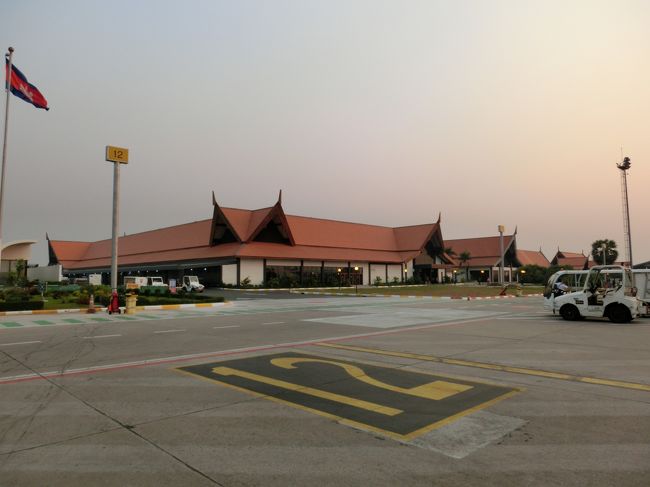 予定離陸時間が迫るも搭乗が始まりません。結局20分前になってやっと遅延の案内が。<br /><br />16:10 搭乗開始。バスに乗り込みますが乗客は20人ほどしかいませんでした。しかし搭乗してからがやたらと長い。こんなに待たされると思っていなかったので、ホテルやガイドの方に連絡していませんでした。失敗。<br /><br />16:45 予定より45分遅れで離陸。しかし所要1時間だったところを45分で飛んでくれ、シェムリアップには30分遅れで到着。