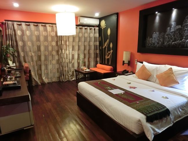 19:30 再度ガイドの方と合流し、夕食を食べに出掛けます。事前に調べていたお店があったのですが、地図を見せても場所を理解してもらえず、ガイドの方がよく行くという地元のレストランに連れて行ってもらいました。<br /><br />夕食を終えた後はパブストリートを散策。「クルクメール」の石鹸を買う予定でしたが、実物があまりに小さかった為やめました。ホテルに送ってもらい、翌日の朝日鑑賞に備え早めに就寝。