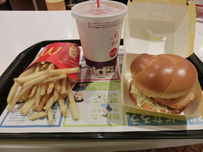 13:15 昼食。座席は空いておらず立ち食い。