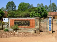 11:55 車中から「アツ小学校」を見学。中に入るか聞かれたのですが、不法侵入になるのではと思いやめておきました。