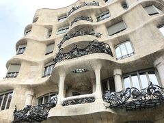 カサミラ(Casa Mila)です。
六本木の森美術館でガウディ展がありました。
カサミラの縮尺のカットモデルの展示があって外壁のカーブと同様に内部もうねっています。

今回は内部(最上階の博物館、屋上)を見ることが出来ませんでした。

iPhoneで撮った動画です。
バルセロナの街の様子もわかります。

https://youtu.be/uhail-BcAj8