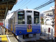えちぜん鉄道永平寺口駅は有人駅なので、窓口で切符を買ってホームへ。

二両編成の可愛らしい電車がやって来ました。