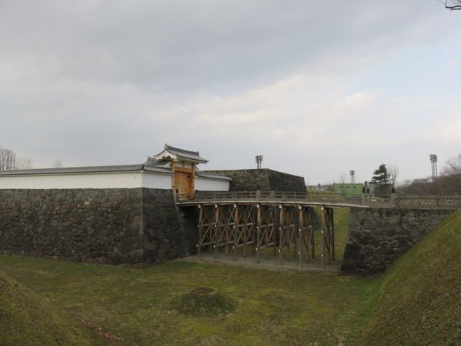 本丸は堀に隔てられていて、橋がかかっています。<br />山形城は天守はありません。