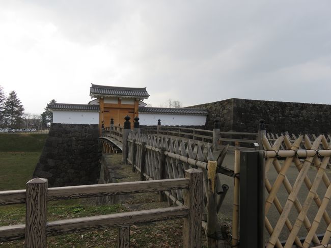本丸一文字門。<br />橋は柵で封鎖されていました。<br />本丸内は冬は閉鎖中みたいで、入れませんでした。