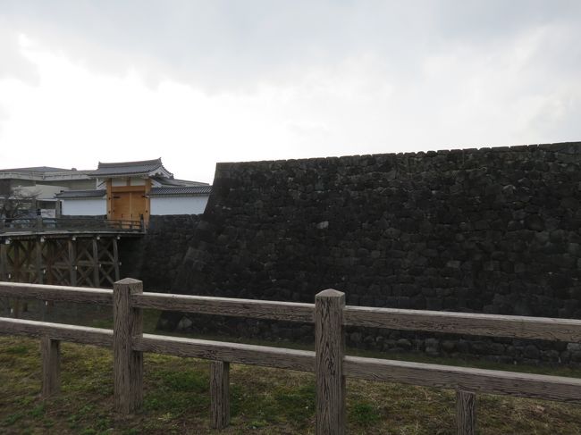 門の横には石垣があります。