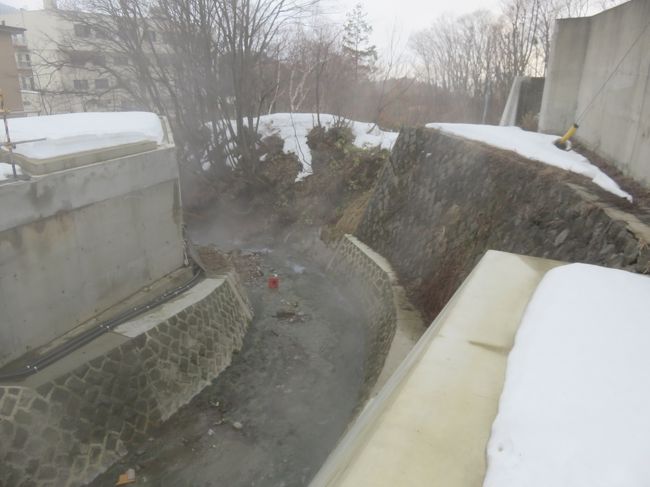 あちこちで湯気が噴き出していました。<br />温泉街ならではですね。