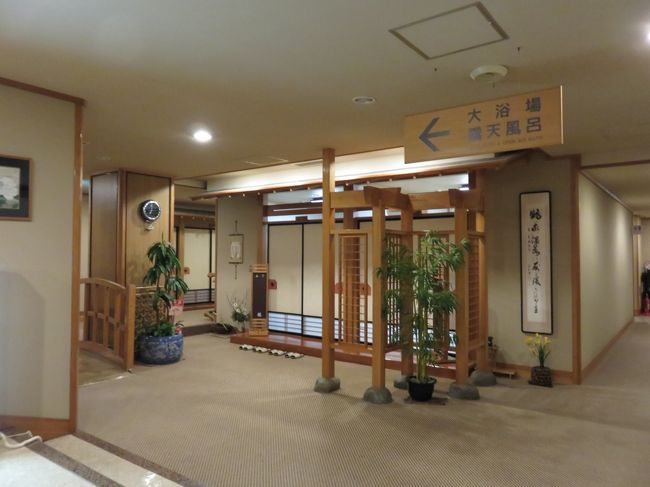 旅館ではもちろん温泉に入りました。<br />エメラルドブルーの温泉でした。