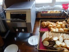 ☆2日目☆ 
安ツアーだったけど、朝食もついてました。もちろん、安ホテルなので、期待せずに潜入です！

ベトナムのフランスパンとかクロワッサンは美味しいので、スキー♪