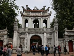 やってきのは「文廟」ベトナム紙幣にも印刷されているらしい。 
