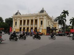 目的は「オペラ ハウス」を撮るだけ(^^;

この前の道はここだけは、ロータリーになっていて、すんごい交通量で、タイミングを見計らっても渡れませんでした(>_<)