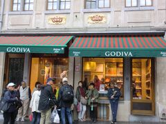 同じ並びのギルドハウスの一番右にあるのがチョコレートの「ゴディバ」でした。
この店は韓国人や中国人の観光客が多く訪れるようで、最初に覗いたときは韓国人と中国人の客で一杯でした。

