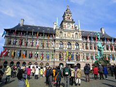 ４月２７日、旅行３日目です。
ブリュッセルをバスで出発し、フランドル地方のアントワープに到着しました。
今日はアントワープとブルージュを観光します。
アントワープではシュヘルド川沿いにある広い駐車場で下車し、町の観光が始まりました。この駐車場には有料トイレがあるので、街を観光する前に利用されておくといいでしょう。
駐車像は川の側ながら川から吹き込む風が強くて寒いため、春先なのに冬支度が必要でした。
ただ天気はブリュッセルを離れると急速に回復し、アントワープに着いた時は晴天でした。
これ以降最後まで晴天に恵まれ、オランダのキューケンホフ公園では快晴でした。
この川辺で現地のガイドさんと合流し、旧市街の観光がスタートしました。
川辺にある駐車場から道路を一つ渡って数分歩くともうアントワープ旧市街の中心にあるマルクト広場（グロート・マルクト）に到着しました。