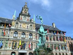 グロート・マルクトの周囲には立派な市庁舎やギルドハウス、広場にはブラボーの噴水がありました。
市庁舎は１６世紀中頃に建てられたルネサンス様式の建物です。マルクト広場に面して建っており、重厚で存在感のある建物でした。
特にファザードが素晴らしく圧倒されるような印象です。各国の国旗が掲げてあり、皆で早速日章旗を探しました。
この広場の周りには年代を感じさせるギルドハウスがありましたが、コンデジの写真には撮っていませんでした。
そして広場の中心にあるのがブラボーの噴水です。