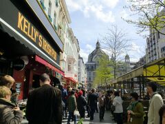 そしてこちらがアントワープ中央駅。横断歩道を渡る時に一眼レフでは全景を収めたんですが、コンデジではこんな写真になってしまいました。
この秋は現地ガイドさん一押しの場所です。
「アントワープ中央駅は大変美しい駅。時間が無いので皆さんを案内できないのが残念でなりません。今度アントワープに来る機会があれば是非ここだけ見てください。」と言って、残念残念と繰り返していました。
アントワープは欧州で最も美しいと言われている駅です。私も個人手配で旅行することができるようになればアントワープを再訪し、是非この駅とコーグレス・オシレイ通りを見てみたいと思います。