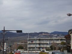 中央道勝沼ICから15分ほどで山梨市駅前を通過。すぐ先の万力十字路の交差点。正面にフルーツパーク富士屋ホテルが見えてきた。