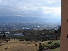 右手。天気が良ければ富士山が見える。