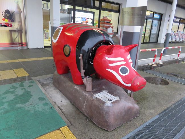 駅前には赤べこもいました。