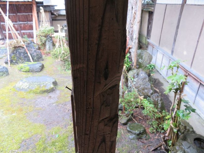 あちこちに刀傷。<br />刀が柱にめり込んだような傷跡です。