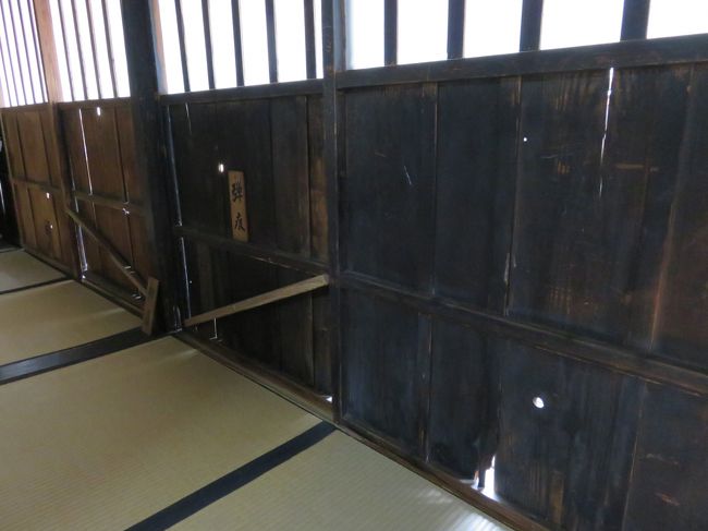 引き戸には、弾痕も多数ありました。