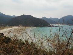 曇り空ながら海がきれい、沖縄の海を思わせる