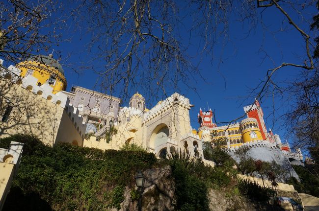 坂を登りきると、なんともカラフルな宮殿が目の前に。<br />これまで数多くのヨーロッパの王宮や宮殿、城を見てきましたが、そのどれとも違う奇抜な建物。