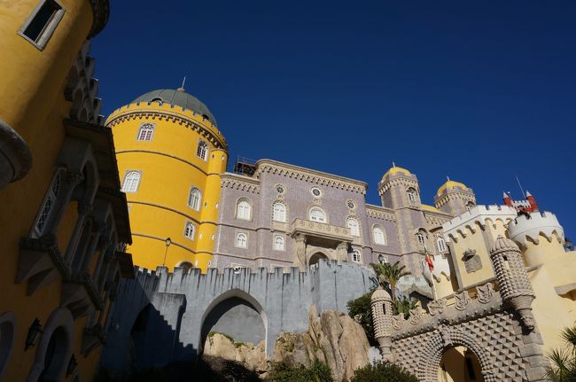 どこを見ても建物の形も色も違っていて全く飽きない。そしてこの日も快晴だから、建物の色によく映える。