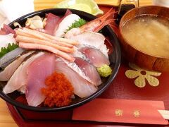 さて、昼食は鳥取砂丘で魚介類をいただこう。
砂丘近くにあったお店で海鮮丼を注文。ネタがたくさんあっておいしかった。