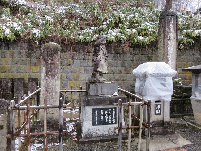 ここで白虎隊が自刃したそうです。<br />白虎隊士像がのぞんでいる方向が、鶴ヶ城です。