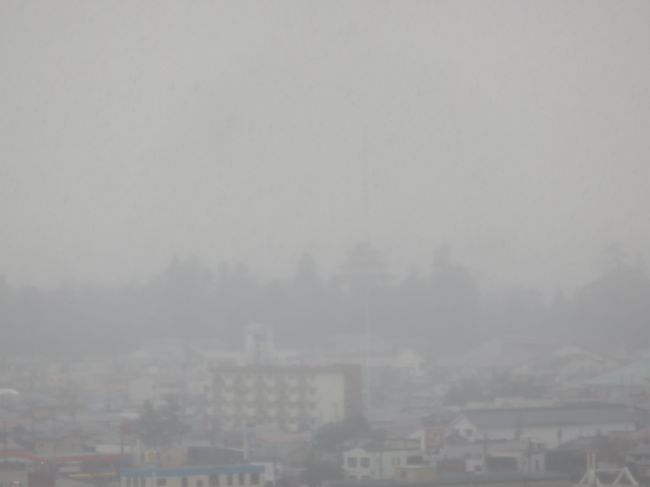 あいにくの雪でしたが、うっすらと鶴ヶ城が見えました。<br />当時は、鶴ヶ城が燃えているように見えたのですね。