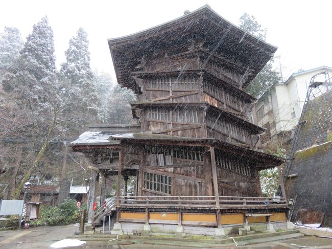 さざえ堂。<br />帰りは石段を下ってみたところ、途中にありました。<br />らせん状の不思議な建物です。