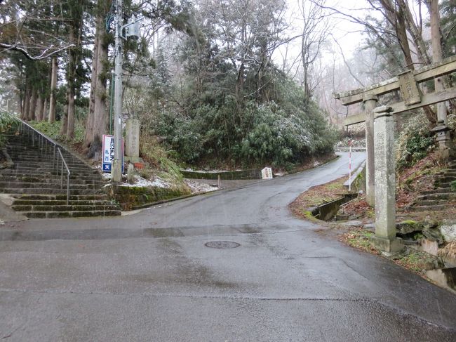 最寄りバス停から、結構歩きました。<br />かなり早歩きで10分くらい。