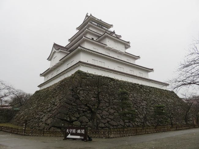 鶴ヶ城。<br />赤瓦がかっこいいですね。国内唯一の赤瓦の城だそうです。<br />築城時は黒瓦だったそうですが、<br />赤瓦の方が寒い冬でも凍結割れしにくいということで<br />江戸時代には赤瓦になったそうです。