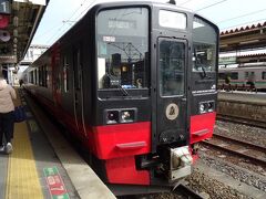 郡山駅からカフェ電車「フルーティアふくしま」に乗ります。
夏季は郡山～会津若松ですが、冬季は郡山～仙台での運転です。