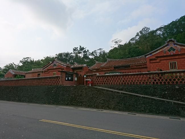 公館から深坑までは車で15分ほど。あっという間です。駐車場を探して、老街へ。途中にあった見事な伝統建築の黄氏永安居。週末は公開してるということでしたが特に入り口は見当たらず..