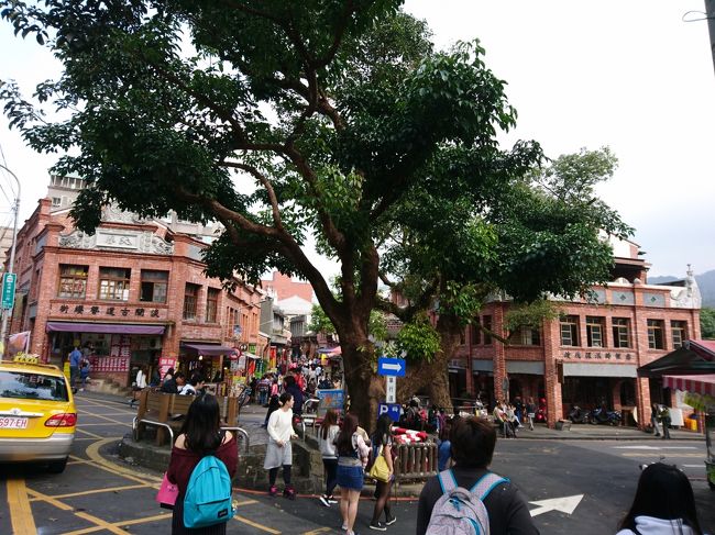 この大木が深坑老街のシンボル。週末なので沢山の人が訪れていました。自家用車の他、バスで来たり、中には U-Bike で台北から自転車で来た人たちも。