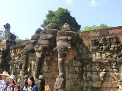 ライ王のテラスは、象のテラスからさらに北隣にあります。
ライ王テラスは見るべきアンコールトムの一番北側で北大門から外に出て終了です。
高さは6m、内壁と外壁の間は通路になっていた。
上にはライ王像があった。
女神像、9つの頭を持つナーガなど、本当に凄かった。
