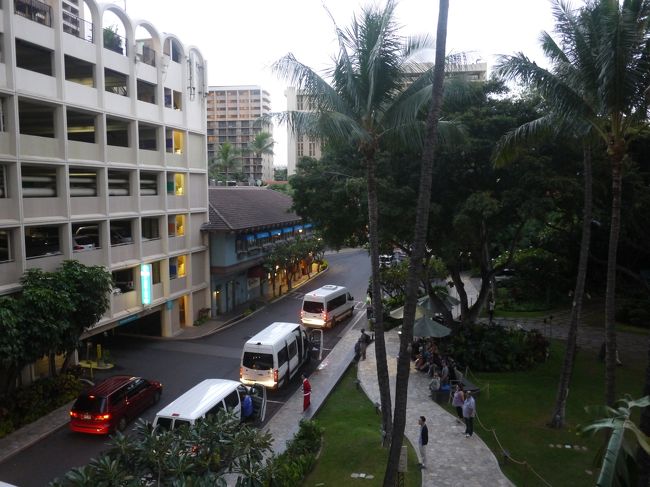 ラナイから見えるこの場所がピックアップ場所<br /><br />ワイキキーホノルル空港送迎　　片道１６ドルだったかな？<br /><br />日本円で1795円でした