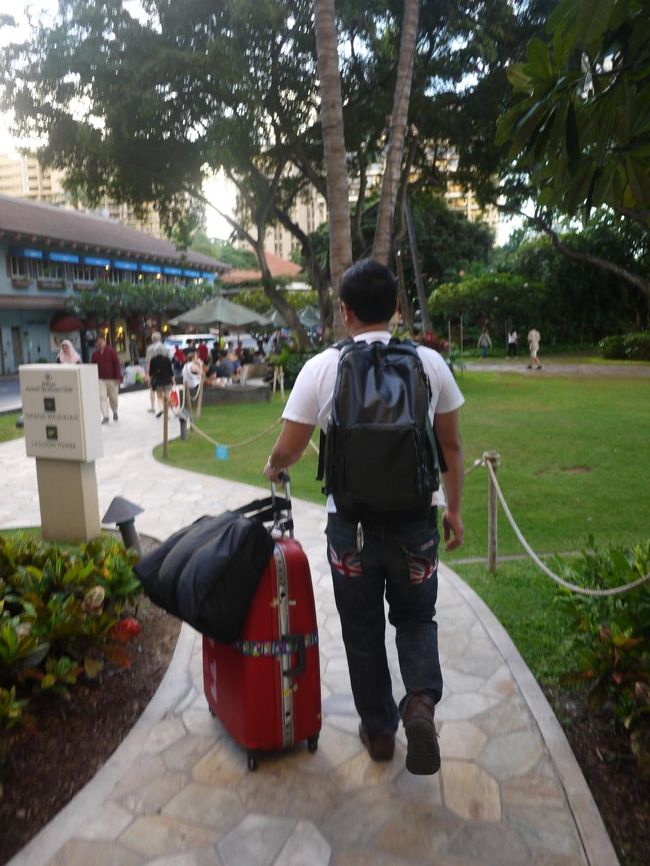 ここで失敗したことが１つ<br /><br />瓶入りのリリコイバターを買って、割れないように手荷物のリュックに入れて持たせたら<br /><br />なんと液体物ってことで捨てられたそう・・・(;_;)<br /><br />私がうっかりしてました<br /><br />バターだから固体だと思ってしまった<br /><br /><br />パパがこの後、わざわざ飛行機の中からラインしてくれました<br /><br />飛んでるはずの飛行機からラインがきてビックリ！<br />・・・そういうサービスがあったんだそう<br /><br />２時間でいくらだったか忘れましたが、そんなに高くなかったと