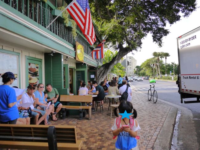 降りてみると　なんとなんと・・・めっちゃ混んでる(^▽^;)<br /><br />いつもトロリーから見ると空いてたので、待つこともないと思っていました<br /><br /><br />この日は土曜日<br /><br />土日の朝はこんな感じなのかな